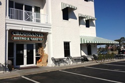 Croissants bistro exterior of building with outside seating, pet friendly restaurant in myrtle beach